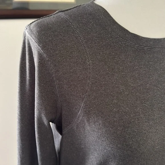 Zella Women's Top Activewear/Performance Long Sleeves With Thumb Holes Med. Gray - Picture 4 of 13